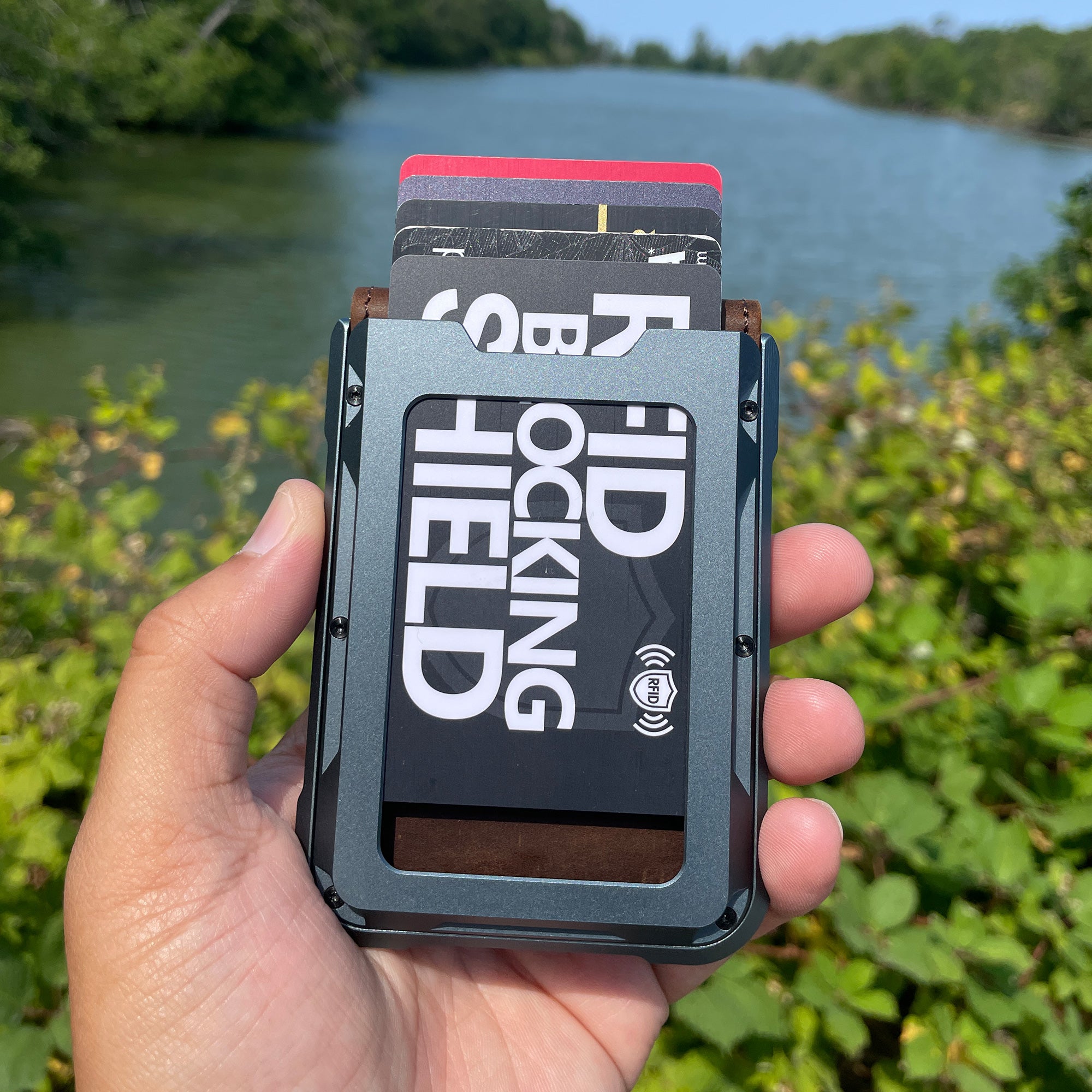 I09 Wallet for Men - Carbon Fiber with Carbon Fiber Pattern Frame