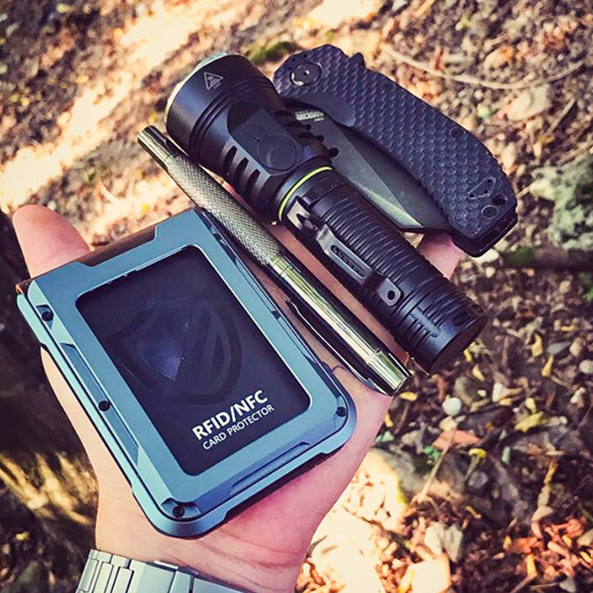 I09 Wallet for Men - Carbon Fiber with Carbon Fiber Pattern Frame